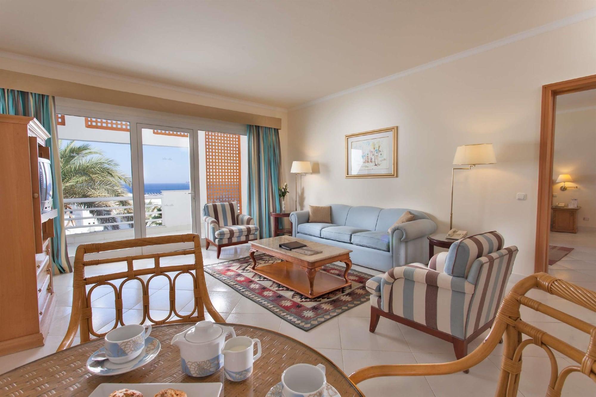 โจลี วิล กอล์ฟ แอนด์ รีสอร์ต Hotel ชาร์มเอลชีค ภายนอก รูปภาพ A living room in a suite at the Hilton Sharm El Sheikh Resort