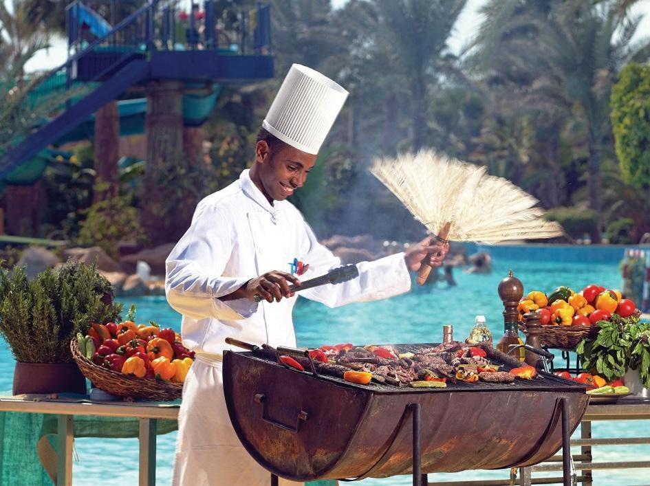 โจลี วิล กอล์ฟ แอนด์ รีสอร์ต Hotel ชาร์มเอลชีค ภายนอก รูปภาพ A chef cooking at the Atlantis Paradise Island